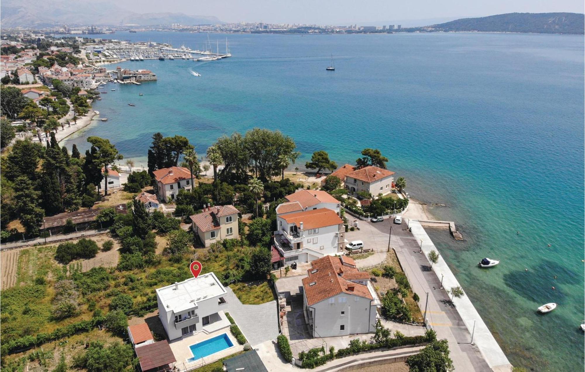 4 Bedroom Lovely In Kastel Kambelovac
